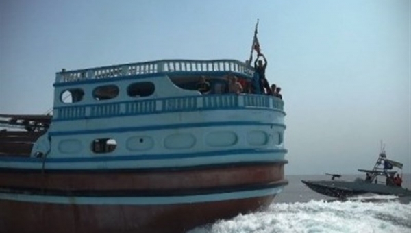 توقیف یک فروند شناور با ۲۵۰ هزار لیتر سوخت قاچاق توسط نیروی دریایی سپاه