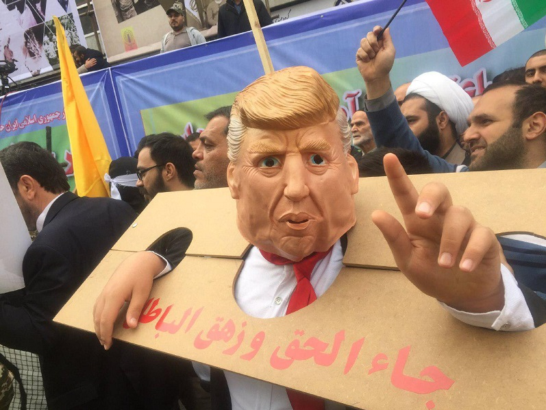 آمریکا با سرعت بیشتری به سقوط نزدیک می‌شود/ اسارت ترامپ در تهران!