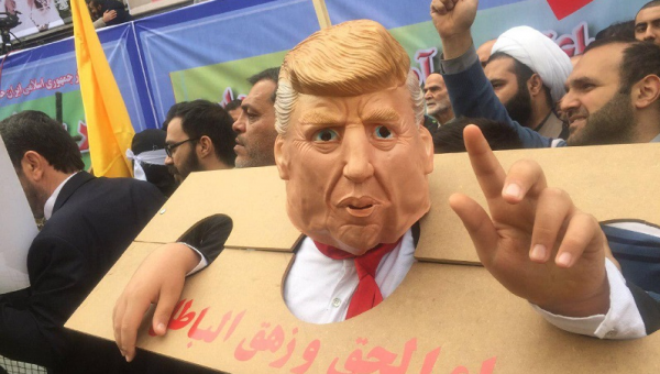 آمریکا با سرعت بیشتری به سقوط نزدیک می‌شود/ اسارت ترامپ در تهران!