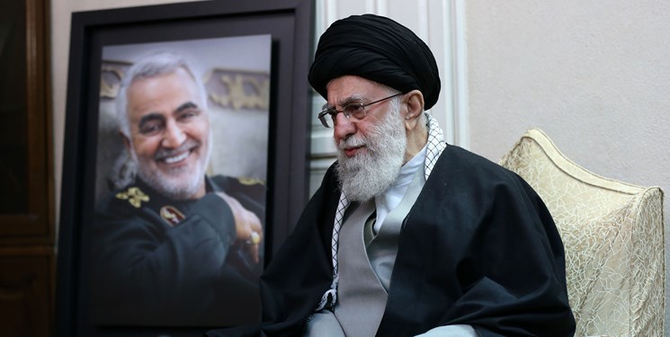 حضور رهبر انقلاب در منزل شهید سلیمانی :رهبر انقلاب: حاج قاسم در راه خدا و انجام وظیفه از هیچکس و هیچ‌چیز پروا نداشت