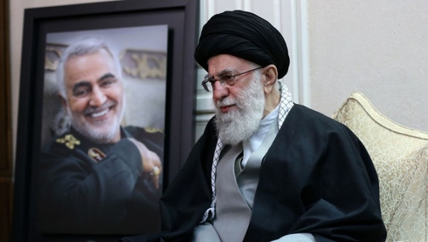 حضور رهبر انقلاب در منزل شهید سلیمانی :رهبر انقلاب: حاج قاسم در راه خدا و انجام وظیفه از هیچکس و هیچ‌چیز پروا نداشت